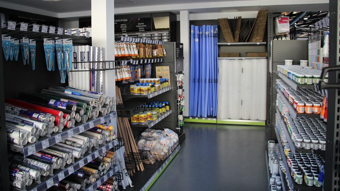 La tienda aprovecha el espacio situado a la izquierda de su entrada para exponer materiales y productos relacionados con las manualidades.