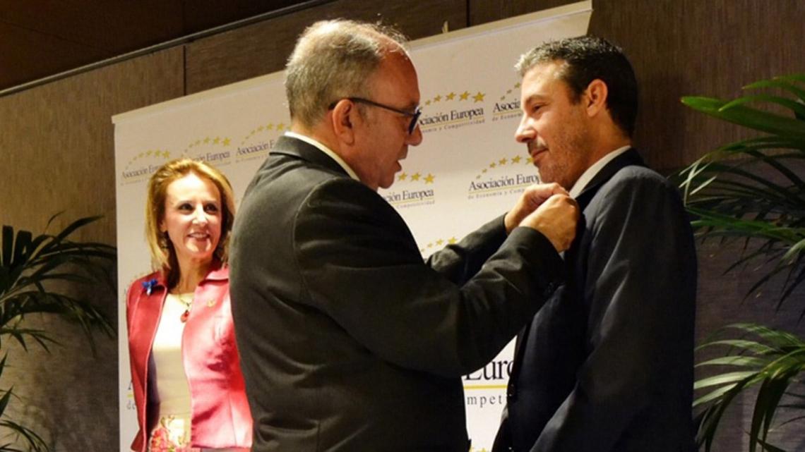 La medalla fue impuesta por José Luis Barceló, presidente de la AEDEEC.