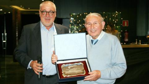 José Leopoldo Portela (derecha) recibió el premio Ferretero del año de manos del presidente de Cofedas, Alfredo Fernández.
