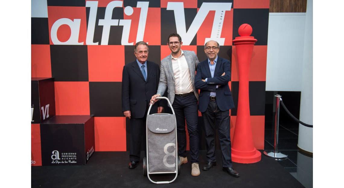 Iván Server (en el centro) recogió el premio, acompañado por el carro 8 COM New Generation.