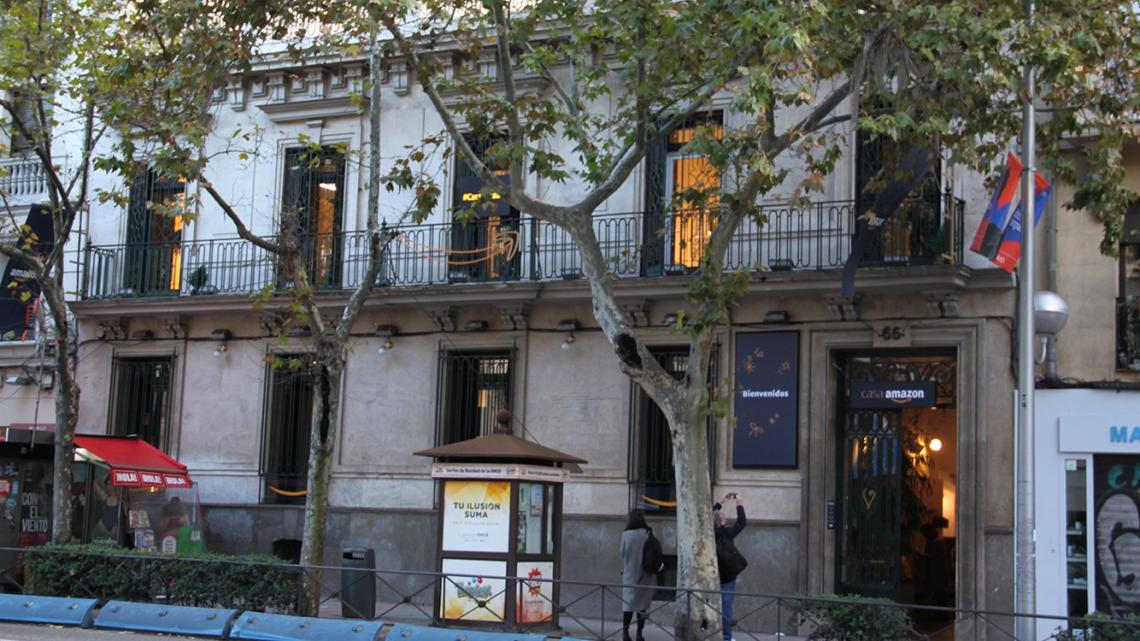CasaAmazon se sitúa en la calle Princesa, de Madrid, y estará abierta hasta el 26 de noviembre.