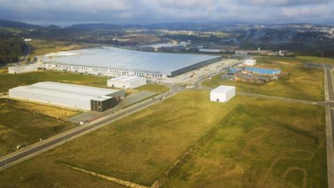 La parcela de Unifersa (en la imagen, en primer plano) da a los dos viales principales del polígono A Laracha, frente a la plataforma logística de Inditex (que cuenta con más de 100.000 m2).