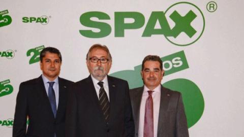 En el centro, Juan Gallego, junto a Jesús Jiménez (izq.), jefe de ventas de Spax, y Carlos Anguita (der.), jefe de producto.