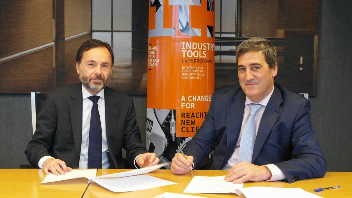 Xabier Basañez, director general de Bilbao Exhibition Centre, y Alejandro M. Olagüe, presidente de ASEFI, firmaron el convenio de colaboración.