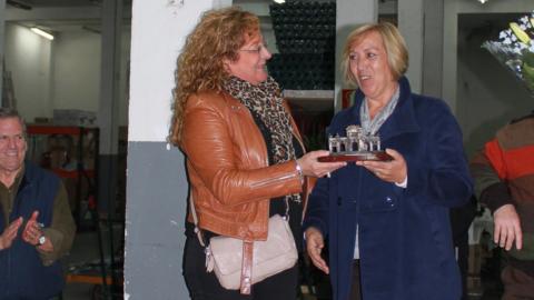 Carmen Chocano (derecha) recibió el premio de manos de Esperanza García, de Ferretería Soto.