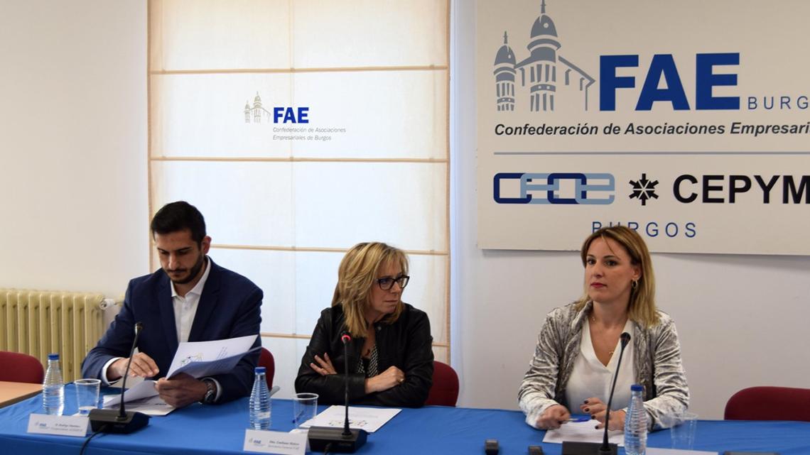 Ana Redondo (primera por la derecha) y Rodrigo Martínez, presidenta y vicepresidente, respectivamente, de la nueva asociación. En el centro, la representante de FAE, la confederación de asociaciones empresariales de Burgos.