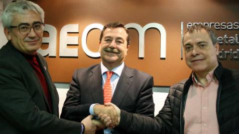 Luis Collado (en el centro), presidente de AECIM, junto a  Julián Teso, secretario general de CC.OO. Industria Madrid (izq.) y Mariano Hoya, secretario general de U.G.T. FICA Madrid.