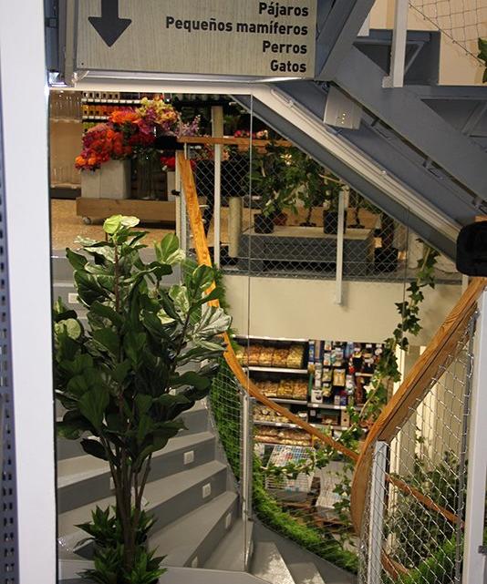 Se han instalado grandes espejos en las escaleras de bajada a la planta inferior para mostrar parte de los productos que en ella se muestran.