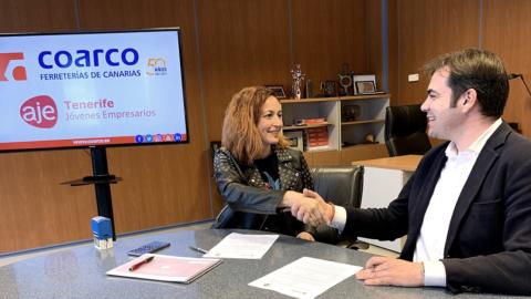Eva Ramos, directora de marketing de Coarco, y Abraham Guzmán, presidente de AJE, durante la firma del acuerdo.