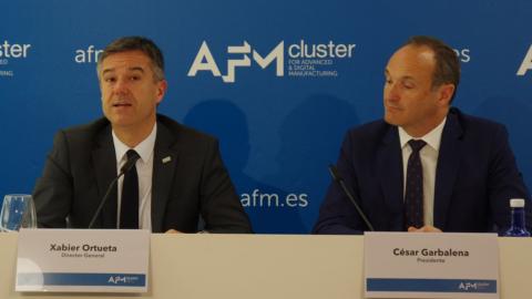 De izquierda a derecha: Xabier Ortueta, el director general de AFM, y César Garbalena, presidente de AFM.
