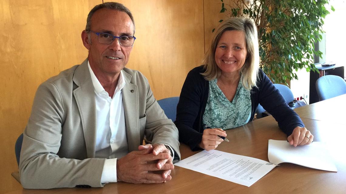 Txema Larrea y Marta Omedes, en la firma del acuerdo de colaboración entre BEC y AFEB.
