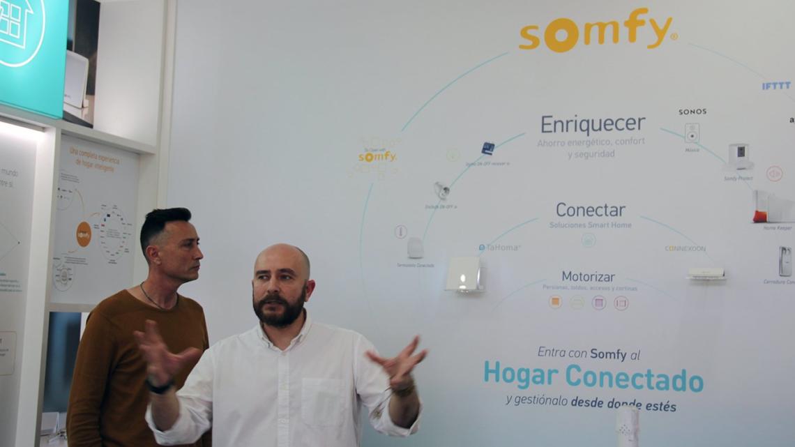 Óscar Losa (en primer plano), director de marketing, y Javier Rodríguez, del área de marketing y comunicación de Somfy.
