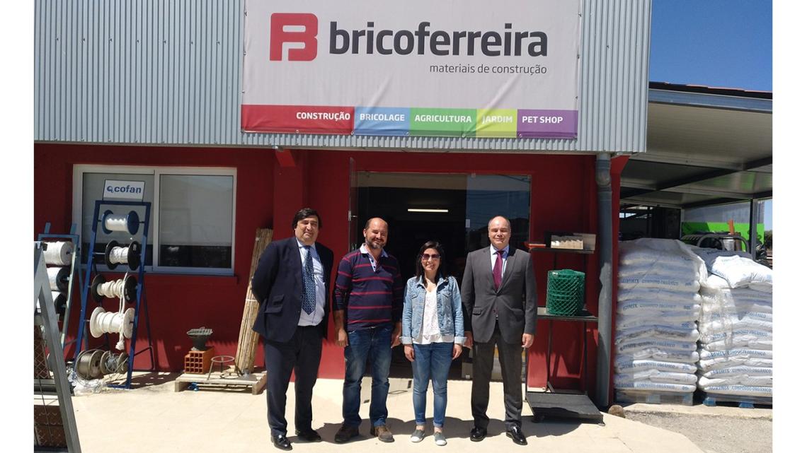 Jesús Prieto (izqda.), director general de BigMat Iberia, junto al equipo de Bricoferreira.