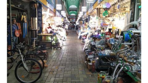 Dentro del Gukje Market hay amplias zonas dedicadas a ferretería, bricolaje e iluminación.