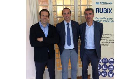 De izquierda a derecha: Jesús Martínez Planas, CEO de Rubix España; Albert Cañellas, dueño y fundador de Cañellas Protecció; y Antolín Etxebarria, director de finanzas y RRHH de Rubix España.