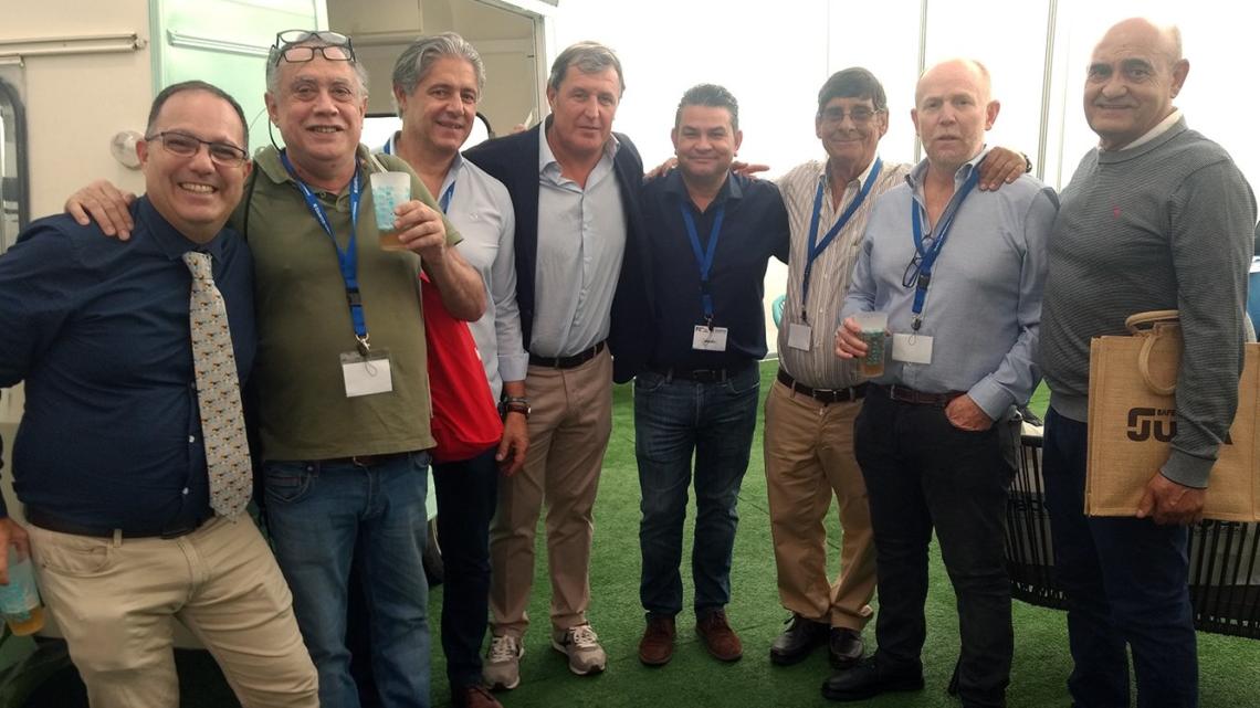 Ferreteros del grupo canario Grufercan, junto a Justino Barbosa, director comercial de Barbosa Universal (cuarto por la izq.)..