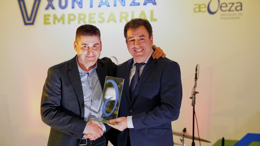 Argimiro Fernández (izq.) recibe el premio de manos del consejero de Cultura y Turismo de la Xunta.