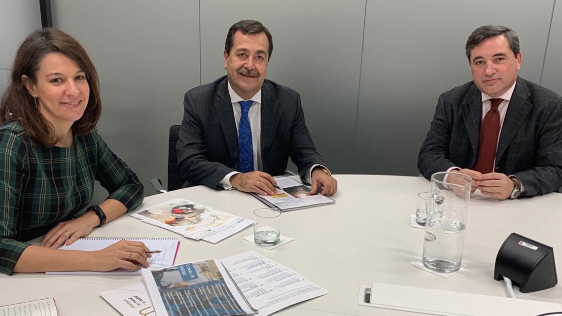 Marta Nieto Novo, directora general de Comercio y Consumo de la Comunidad de Madrid, junto a Luis Collado y José María Roncero, presidente y secretario general de AECIM, respectivamente.