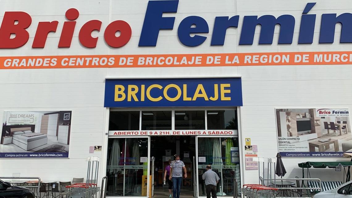 Las tiendas de BricoFermín han podido abrir ya por completo, al encontrarse Murcia en fase 2. Las imágenes corresponden al centro de Lorca, en los primeros minutos de su apertura de hoy, 25 de mayo.