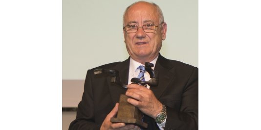 Olegario Suárez, recogiendo el Premio Txema Elorza.