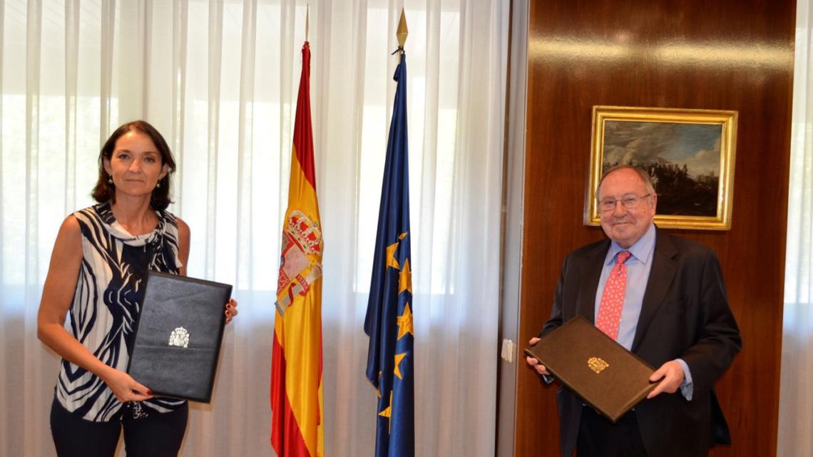 La ministra de Industria, Comercio y Turismo, Reyes Maroto, y el presidente de la Cámara de Comercio de España, José Luis Bonet rubricaron el acuerdo.