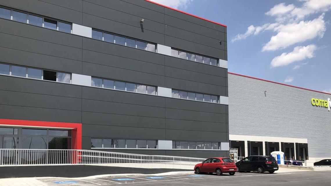 El nuevo almacén de Comafe cuenta con 18.000 m2 construidos y tiene una altura de 14 metros.