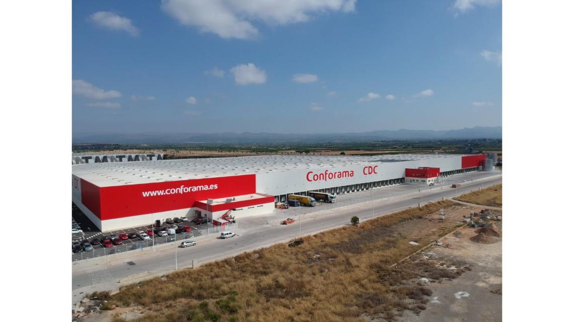 El centro de distribución de Conforama en Llíria dispone de más de 58.000 metros cuadrados de almacén.