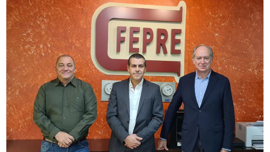 Josep Ramon Bierge, Eduardo Coloma y Jaume Caballé en las oficinas centrales de Fepre.
