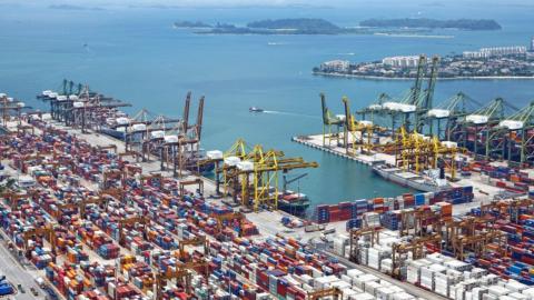 El problema de la actual escasez mundial de contenedores ha empeorado la situación y ha provocado un fuerte aumento de los costes de transporte de Asia a Europa.
