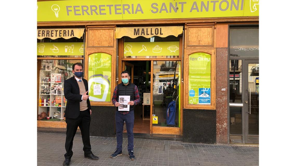 El comercial de tesa Francesc Navarro entrega a Manu Letelier, de Ferreteria Sant Antoni, su premio.