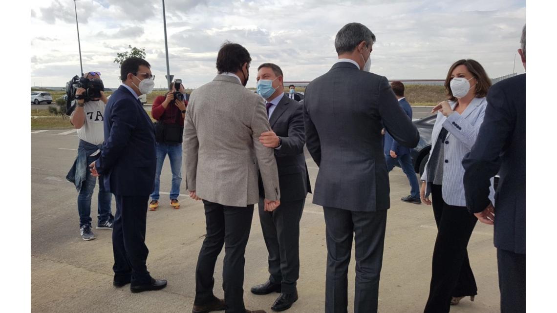 Las autoridades castellano-manchegas a su llegada al polígono de Illescas.