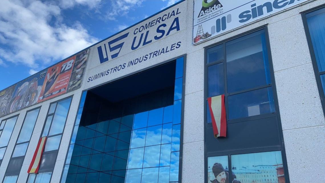 Comercial Ulsa se engalanó con bandera de España para la Eurocopa.