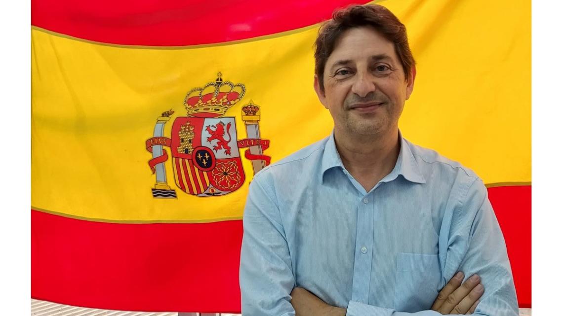 José Luis Beltrán, gerente de Coinfer, con la bandera de España para animar a la Selección