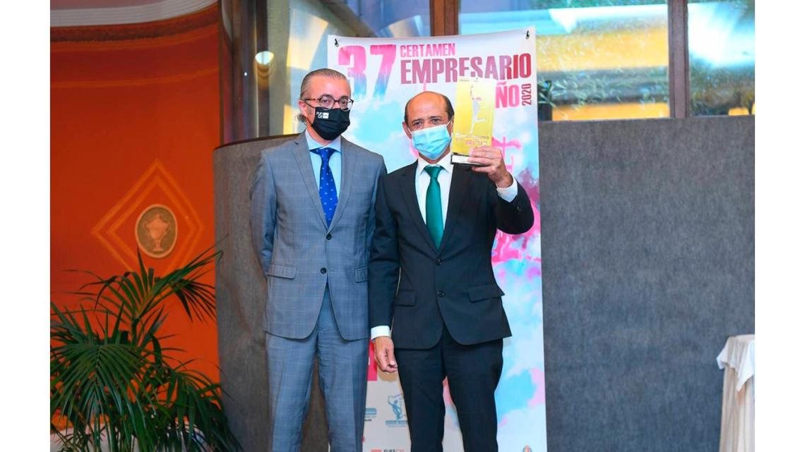 Neftalí Cabrero Gascón, gerente de Doorcats, recogió el premio entregado por Carlos Fernando Cabezas Pascual, presidente de la Fundación General de la Universidad de Valladolid.