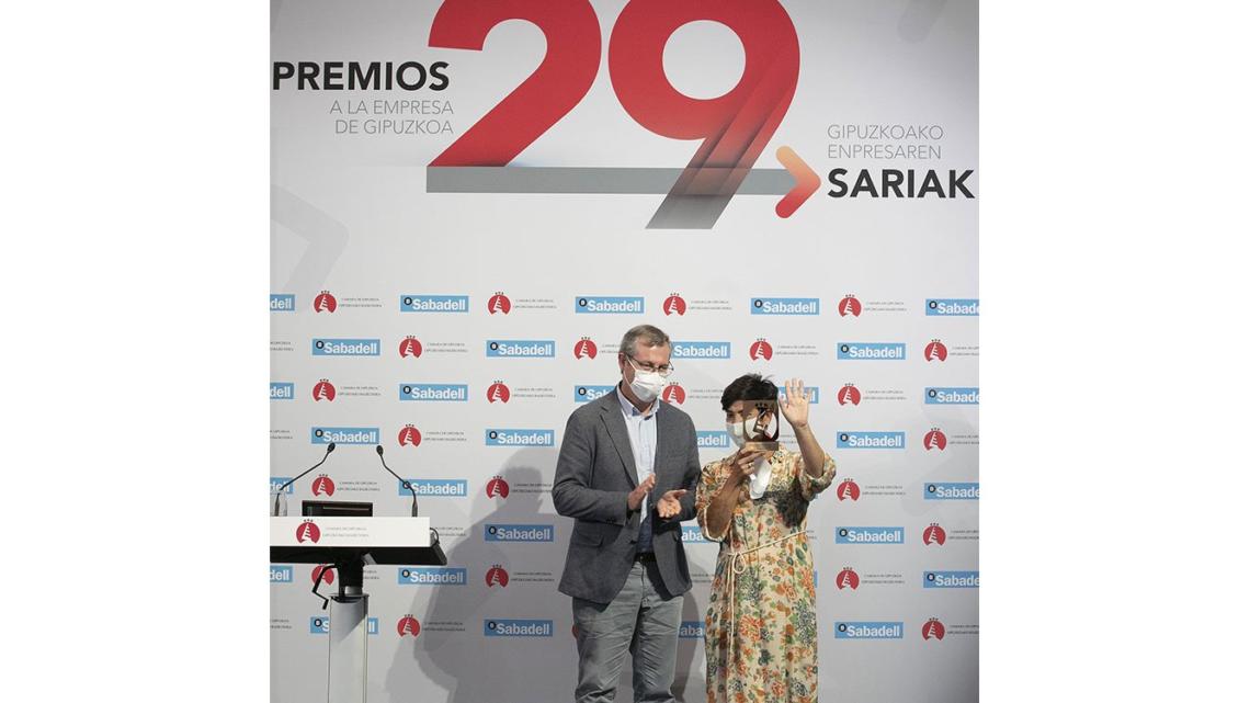 La presidenta de Astigarraga Kit Line recogió el premio de manos del diputado general de Gipuzkoa, Markel Olano.