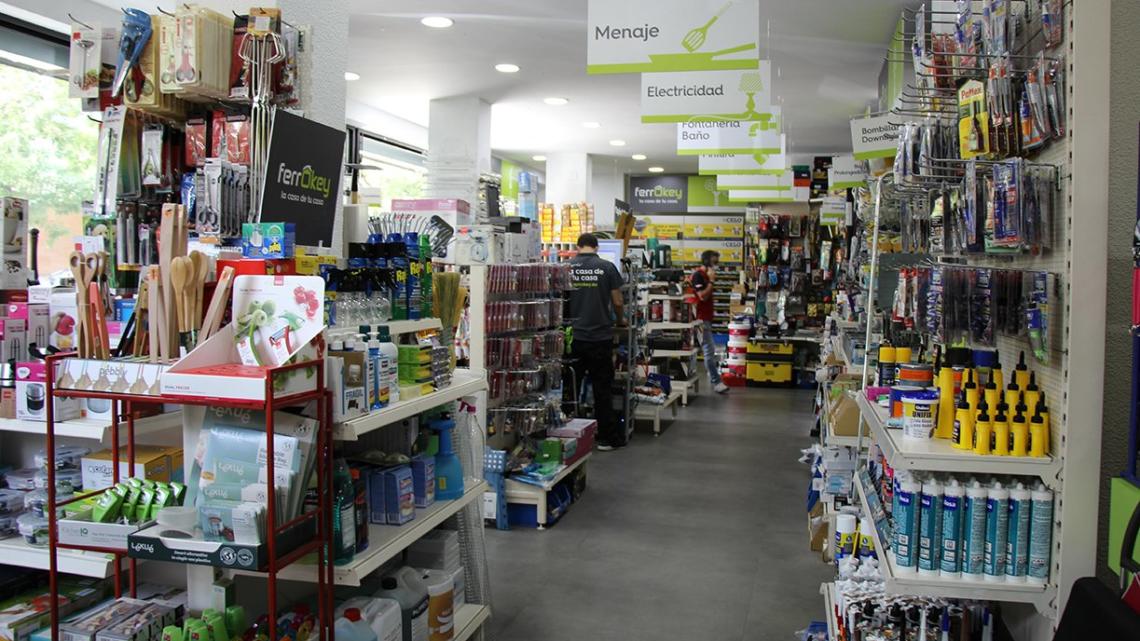 El local es alargado y se estructura en un pasillo que recorre toda la tienda. Y cuenta con espacios en U, donde se ubican las diferentes familias de producto.