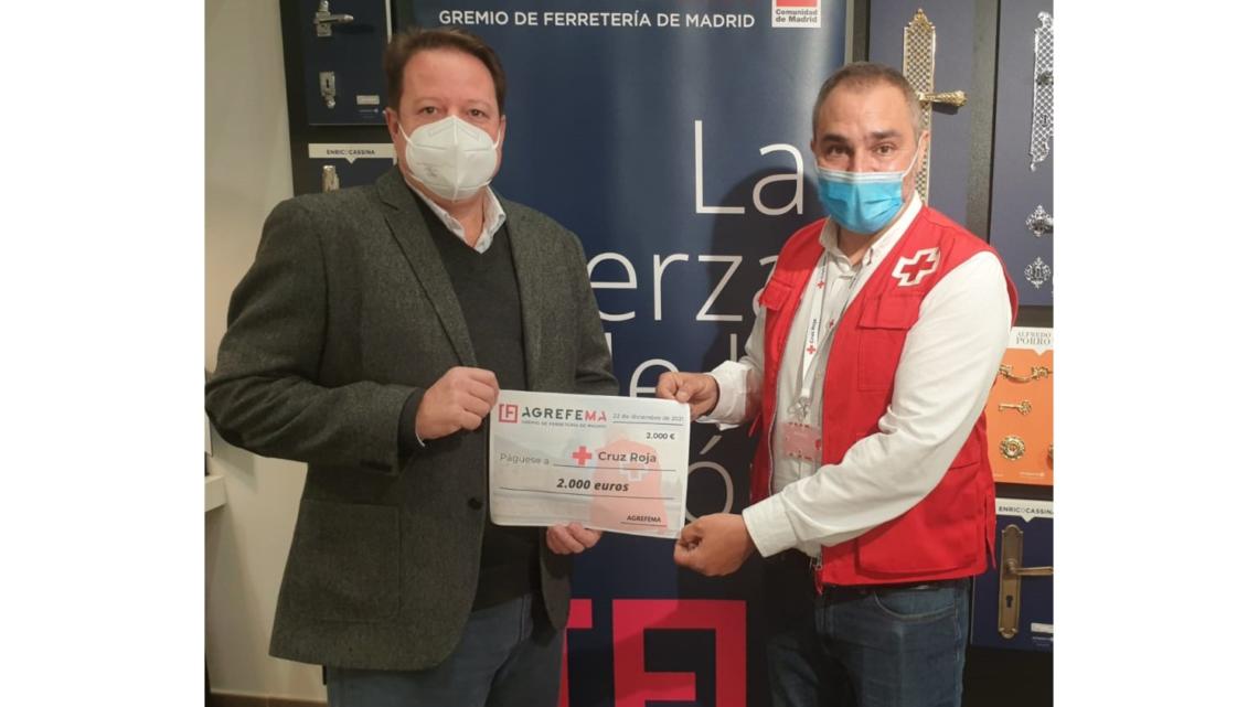 El presidente del Gremio de Ferretería de Madrid, Martín Irisarri (izqda.), entregó el cheque a Daniel Morata, técnico autonómico de Alianzas con Empresas en Cruz Roja.