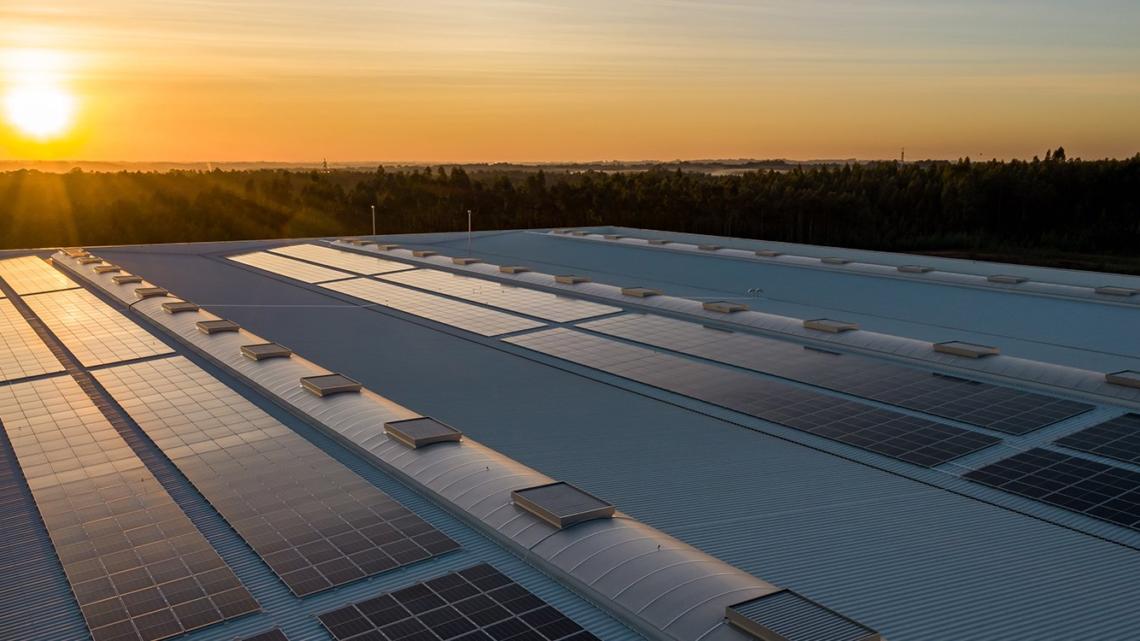 Unecol cuenta con paneles fotovoltaicos mediante los cuales autogenera más de la mitad de la energía eléctrica necesaria para su fábrica de 24.000 m2 en Almussafes, Valencia.
