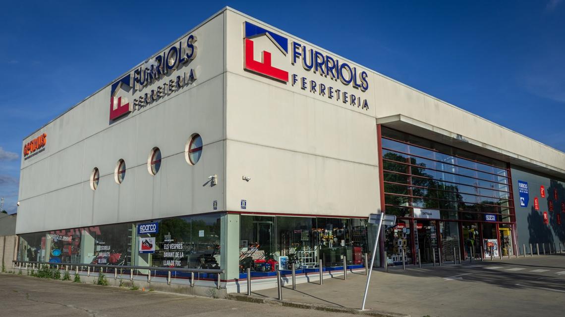 Ferretería Furriols dispone de más de 2.000 m2 de tienda en el Polígono Industrial Sot dels Pradals de Vic (Barcelona).