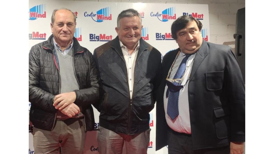 Jesús Prieto (primero por la drcha.), director general de Bigmat, con los propietarios de BigMat Monachil y BigMat Camacho.