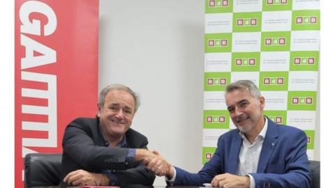 Fran Fernández, gerente de Gamma (izqda.), y José Durá, director general de BdB, en la firma del acuerdo, en noviembre de 2021.