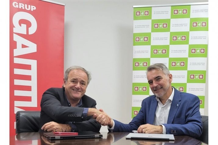 Fran Fernández, gerente de Gamma (izqda.), y José Durá, director general de BdB, en la firma del acuerdo, en noviembre de 2021.
