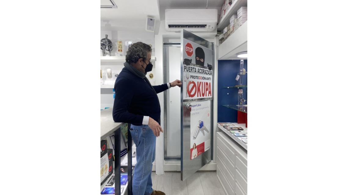 Andrés Cavero mostrando una puerta anti okupa.