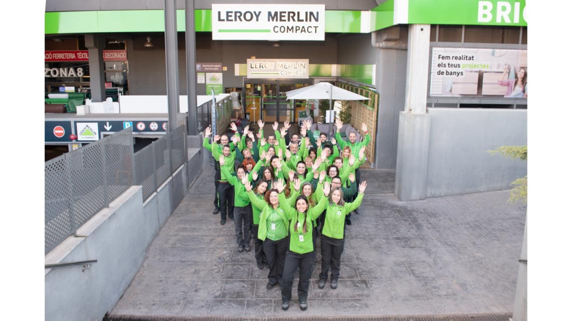 El equipo del nuevo Leroy Merlin Compact de Manresa en la puerta del establecimiento. (Imagen cedida por Leroy Merlin).