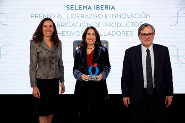 La directora general de Quilosa Selena Iberia, Chus Barroso (en el centro), recogió el premio