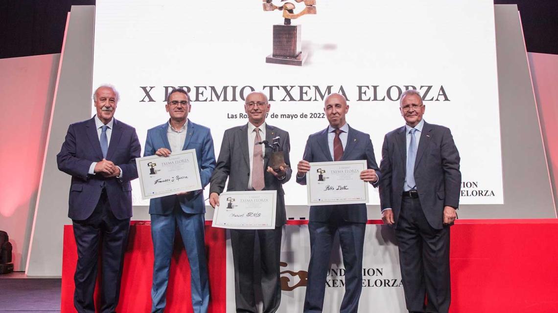 Los finalistas, junto a los presidentes de la Fundación Txema Elorza: Vicente del Bosque (izq.) y Fernando Bautista.