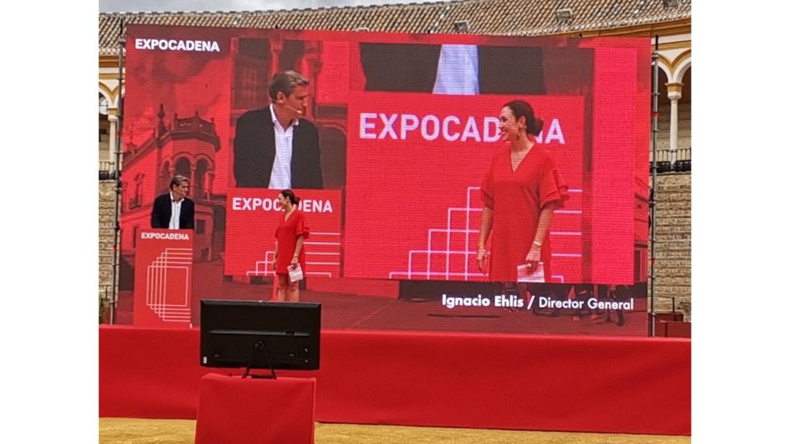 Cristina Menéndez con Ignacio Ehlis durante la celebración del Congreso ExpoCadena 2022 en la Real Maestranza de Sevilla.