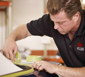 Chip Foose, conocido diseñador y fabricante de coches, es el embajador de la nueva cinta adhesiva de 3M durante 2014.