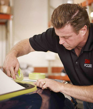Chip Foose, conocido diseñador y fabricante de coches, es el embajador de la nueva cinta adhesiva de 3M durante 2014.