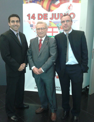De izquierda a derecha: Diego Larrea Bucchi, responsable de Recursos Humanos de Akí Bricolaje; Martín Manceñido, presidente de la Federación Española de Donantes de Sangre; y Alberto Alonso Mangas, director de Akí Palencia.